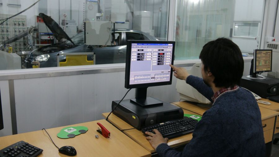 Cómo se miden consumo y emisiones en el banco de pruebas