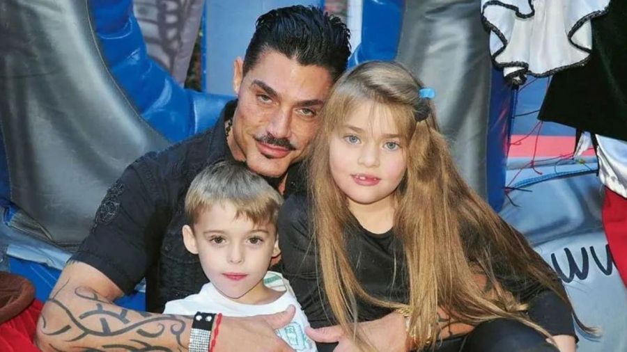 Ricardo Fort junto a sus hijos, Felipe y Marta