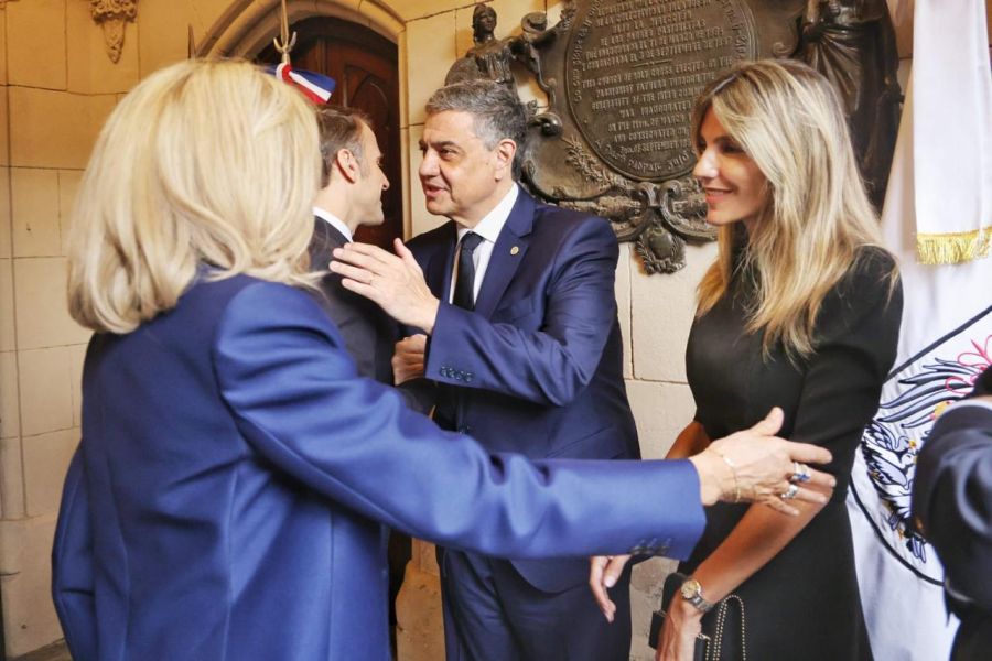 Brigitte Macron y María Belén Ludueña