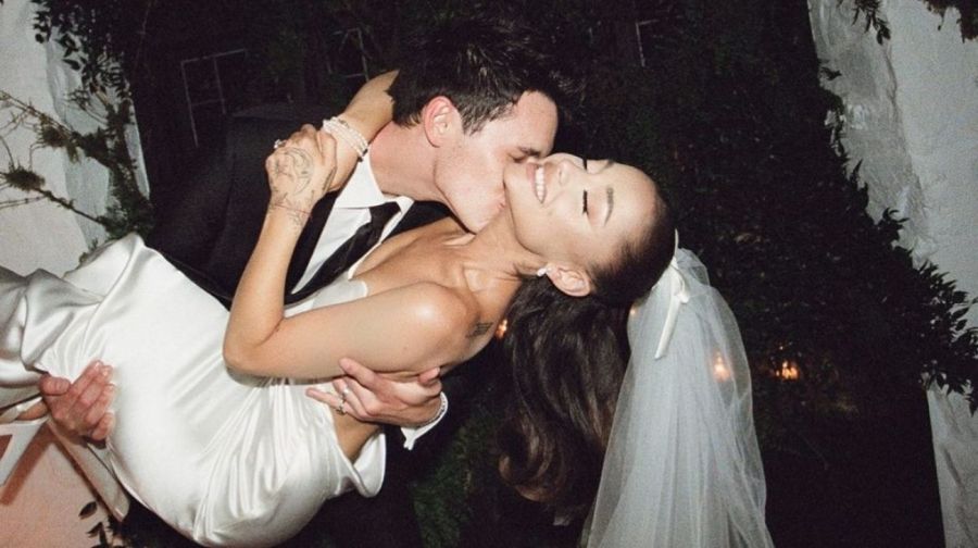 Ariana Grande mostró detalles de su boda y el vestido de espalda descubierta que fue sensación