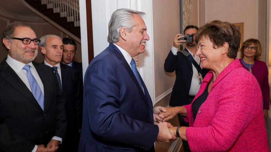 Fotogaleria El presidente Alberto Fernández estrechando la mano de la directora gerente del Fondo Monetario Internacional (FMI) Kristalina Georgieva en Nueva York, Estados Unidos