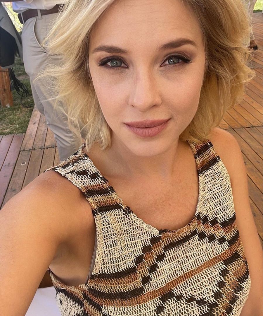 Carla Peterson revoluciona la moda con un vestido de fiesta y campera de jean