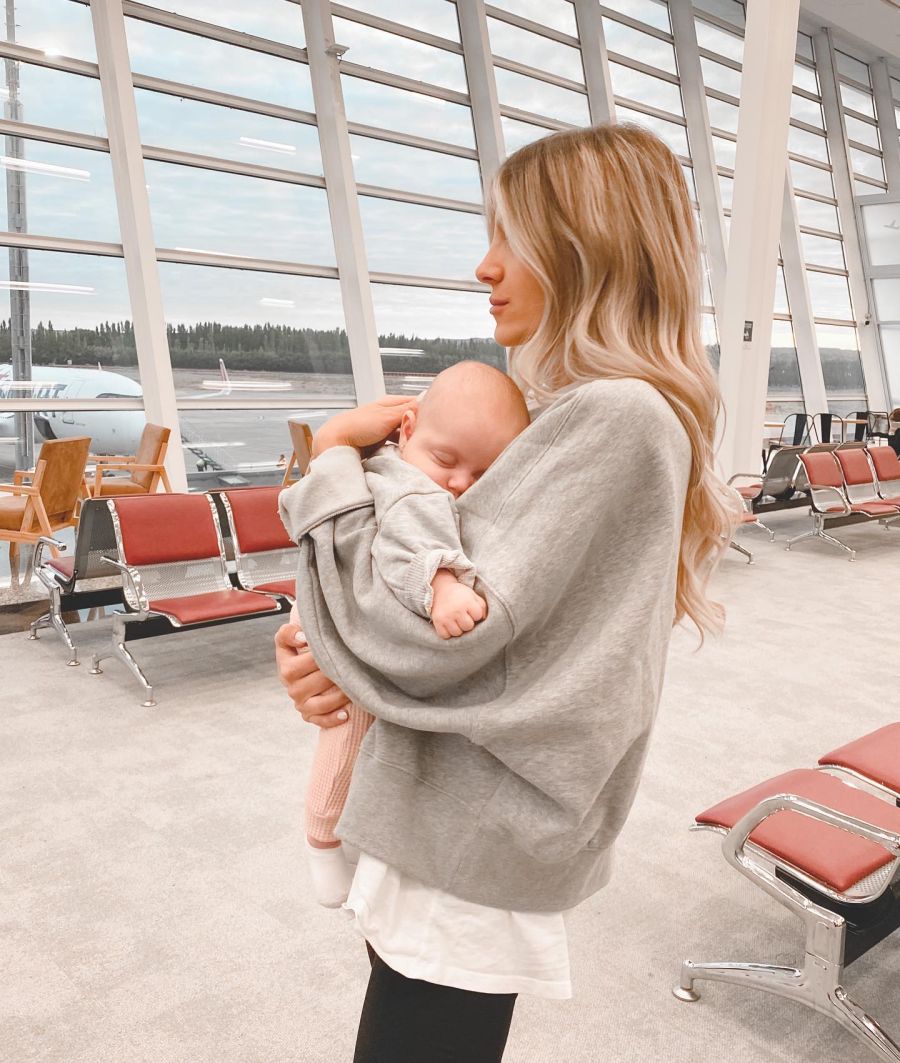 Cande Ruggeri mostró el primer viaje en avión de su hija Vita