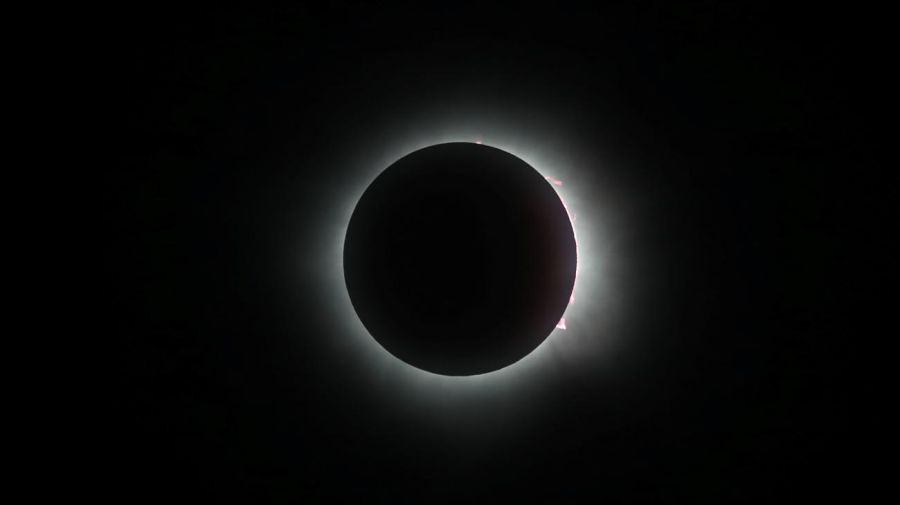 Un eclipse solar total es visto desde Mazatlán, México el 8 de abril de 2024.