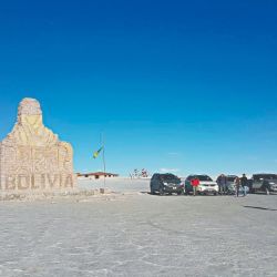 Homenaje al paso del Dakar por el Salar de Uyuni. Detrás, el primer hotel de sal.