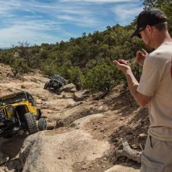 El spottering debe ubicarse en un lugar visible delante o detrás del vehículo.