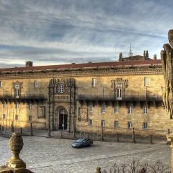 El hostal de los Reyes Católicos es uno de los más antiguos de España y está en Santiago de Compostela.