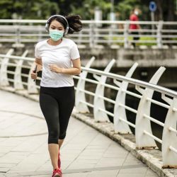 Algunos temen que la respiración intensa y el viento pueden influenciar en la propagación del virus.