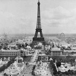 Torre Eiffel en el siglo pasado.