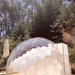 Las Ramblas de Puerto Manzano, posada boutique de bajo impacto ambiental y otra de glamping, que toma como base algunos diseños futuristas para aprovechar al máximo las generosas vistas de bosques, montañas y lago. 