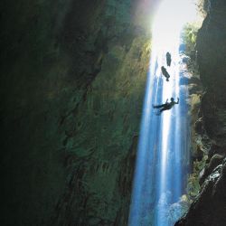 El sol penetra por el ingreso a la gran caverna, indicando un  camino de luz en el descenso de los aventureros hacia las profundidades del abismo Anhumas.