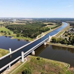 El puente empezó a construirse en la década de 1930, pero el inicio de la Segunda Guerra Mundial dejó el proyecto completamente en suspenso. 