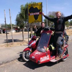 Matt y Reece se valieron de una pequeña Honda SH300i, a la que le incorporaron un sidecar hecho a medida.