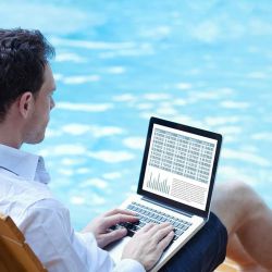 Nómades digitales trabajan a distancia mientras hacen turismo.