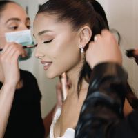 Ariana Grande mostró detalles de su boda y el vestido de espalda descubierta que fue sensación