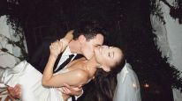 Ariana Grande mostró detalles de su boda y el vestido de espalda descubierta que fue sensación