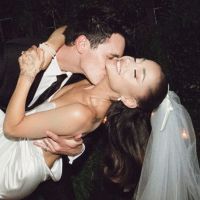 Ariana Grande mostró detalles de su boda y el vestido de espalda descubierta que fue sensación