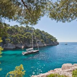 Reservado en otros tiempos para magnates, celebrities y figuras del fúltball hoy ofrece una experiencia de lujo mas ATP para navegar por los mares del mundo.