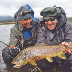 Pesca de grandes truchas en Corcovado con ninfas.