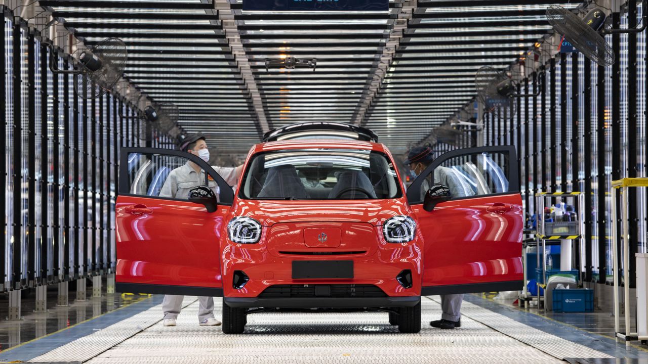 Imagen de un automóvil de energía alternativa en el taller del fabricante chino de autos Leapmotor, en Jinhua, en la provincia de Zhejiang, en el este de China. | Foto:Xinhua/Hu Xiaofei