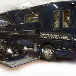 Un Camper de lujo que además ofrece la posibilidad de incluir el auto en su corazón. Casa y garage, dos en uno, para aparcar en el lugar de la fantasías.