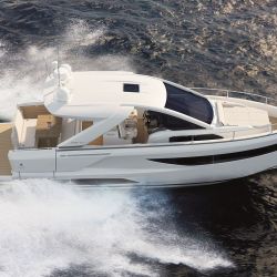 Jeanneau presentó su nuevo modelo de la línea DB Yachts. La propuesta de este day boat ágil y de espacioso exterior