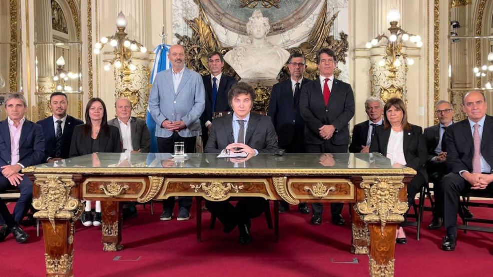 El presidente Javier Milei habla por cadena nacional 20231220
