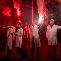 Manifestantes con paños cubriéndose la boca y encienden bengalas durante una manifestación silenciosa provida en París, cuando el Senado iniciaba debates para la inclusión del aborto en la constitución. | Foto:KIRAN RIDLEY / AFP