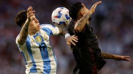 Garnacho salta intentando llevar peligro en el duelo ante Perú.