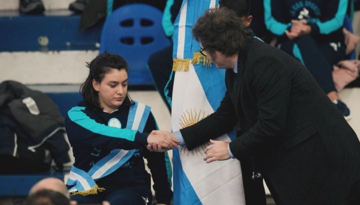 El saludo entre Constanza Garrone y Javier Milei 