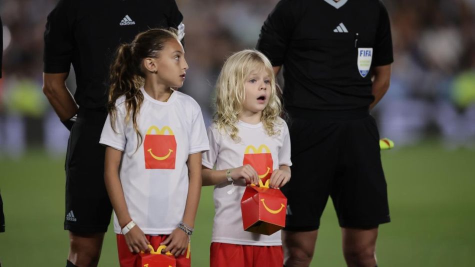 Dionisio, el hijo de Flavio Mendoza, entró con los jugadores de la Selección