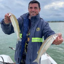 A minutos del centro de la ciudad, la laguna brinda un espacio de recreación magnífico, no solo por la pesca sino por el club Náutico que da la posibilidad de practicar numerosos deportes. 