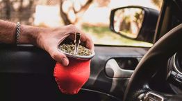 En dos provincias argentinas prohibieron tomar mate mientras se conduce por la ruta